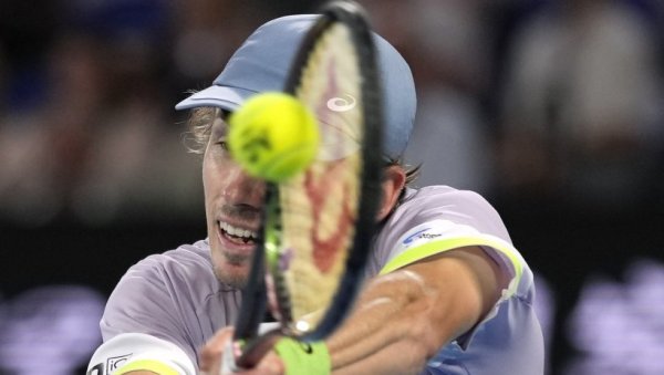 ИЛИ НИЈЕ ПОВРЕЂЕН, ИЛИ... Аустралијанац не престаје да провоцира Ђоковића