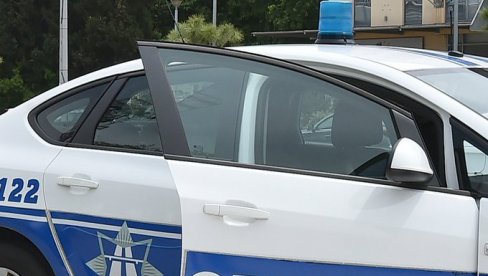 SUDAR POLICIJSKOG I PUTNIČKOG VOZILA: Saobraćajna nesreća u Sutomoru, povređena žena