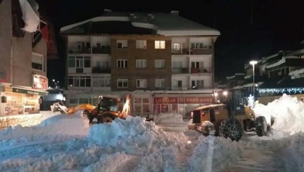 ТРАГЕДИЈА НА ЖАБЉАКУ: Чистио снег, усмртио жену