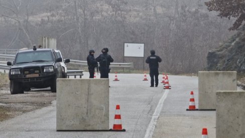 BETONSKI BLOKOVI NA PUTU MITROVICA-LEPOSAVIĆ: Prištinski specijalci postavili prepreke na Bističkom mostu, gde je pucano na Srbina