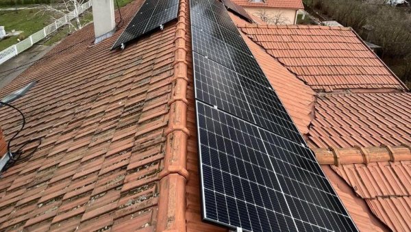 ГРЕЈАЊЕ НА СУНЦЕ: Уградња соларних панела на куће у Обреновцу