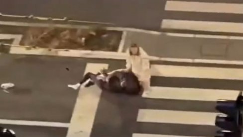 НЕСВАКИДАШЊИ ПРИЗОР НА ТРОШАРИНИ: Два мушкарца се потукла на пешачком прелазу, раздавајале их девојке (ВИДЕО)