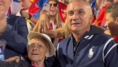 SRPSKO LUDILO U AUSTRALIJI! Srđan Đoković i poznata baka pred stotinama navijača priredili scenu za pamćenje (VIDEO )