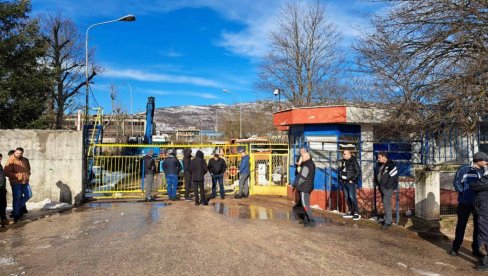 ТУРЦИ ЧЕРУПАЈУ ЖЕЛЕЗАРУ: Некадашњи радници никшићке фабрике блокирали капију