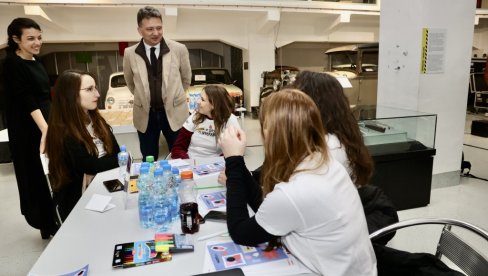 ДЕВОЈКЕ У НАУЦИ:  Министар Јовановић отворио хакатон за студенткиње и средњошколке