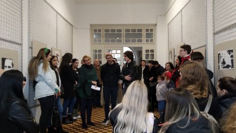 PODRŠKA MLADIM TALENTIMA: U paraćinskoj Biblioteci otvorena izložba Luke Pešića (FOTO)