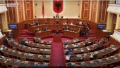 BURNO U PARLAMENTU ALBANIJE: Sali Beriša izbačen sa sednice