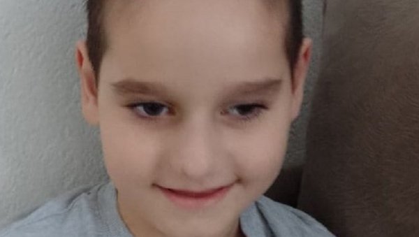 МАЛИ ПЕТАР ИЗ ЖУПЕ ИМА ЦЕРЕБРАЛНУ ПАРАЛИЗУ - Жупљани му праве неуролошку столицу за децу