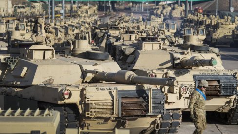 TEŠKI “OKLOP” PREPLAVIO JUGOISTOČNU EVROPU: Hiljade borbenih vozila Bredli, tenkova Abrams stižu od strane SAD (VIDEO)