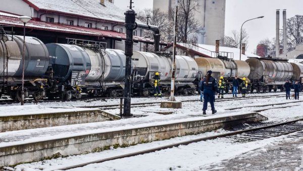 ИСКЛИЗНУЛЕ ЦИСТЕРНЕ СА ФОСФОРНОМ КИСЕЛИНОМ ИЗ ШИНА: Нема цурења, увиђај у току