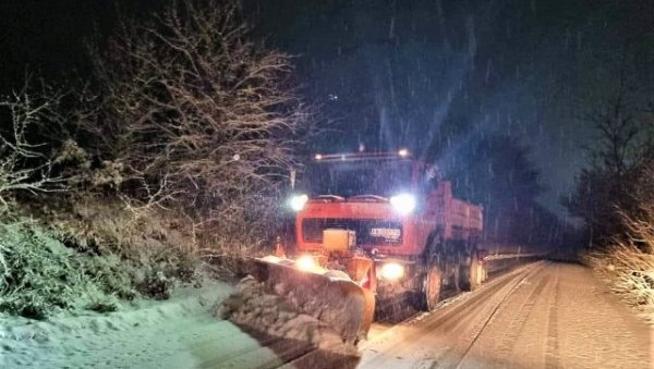 ИНТЕРВЕНИСАЛА ЗИМСКА СЛУЖБА: На територији Параћина уклањају снег на правцима ка горњим селима