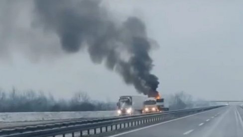 ЦРНИ ДИМ ПРЕКРИО НЕБО: Запалила се приколица камиона на аутопуту Ниш-Врање (ВИДЕО)