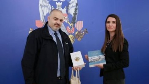 FOLKLORCI U DVORU: Zamenica gradonačelnika primila goste sa Krfa