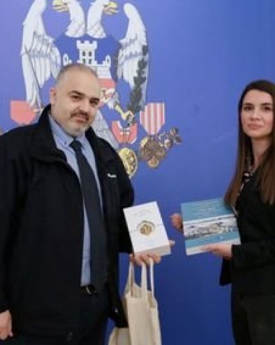 FOLKLORCI U DVORU: Zamenica gradonačelnika primila goste sa Krfa
