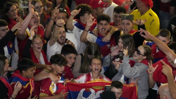 ОВО МОГУ САМО СРБИ! Аустралијан опен овако нешто није доживео: Лепа Барбара одушевљена сценама након меча Ђоковић - Циципас