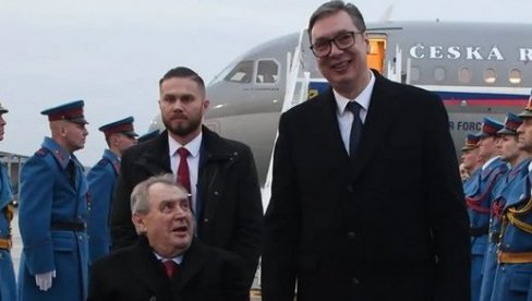 SVEČANI DOČEK ISPRED PALATE SRBIJA: Vučić danas razgovara sa Zemanom, zajedno otvaraju Češki dom
