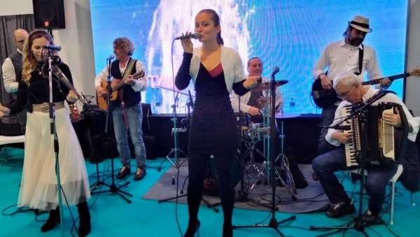 ЛАЛОШКИ СВИНГ“ У СРЦЕ ГАЂА : На Избору за песму Евровизије и новосадски бенд Херценшлус