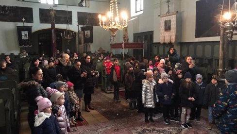 SRPSKI ĐACI U MAĐARSKOJ: Škola u Batanji drugi put dobila poklone iz Srbije