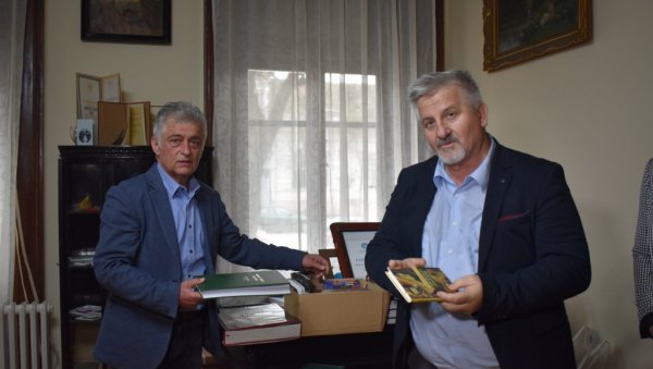 ДУПЛИ ПОКЛОН: Библиотека у Кикинди од Архива Војводине и њеног директора добила 300 наслова