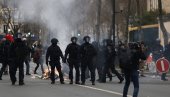 SUKOBI DEMONSTRANATA S POLICIJOM U PARIZU: Kamenjem na reformu, uhapšeno dvadesetak učesnika protesta (VIDEO)