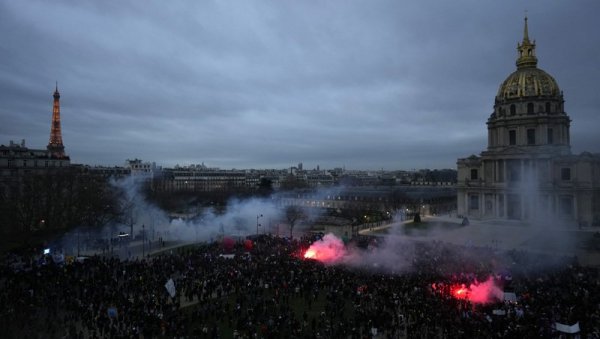 ДИМ И СУЗАВАЦ У ПАРИЗУ: Демонстрације широм Француске због најаве пензионе реформе (ФОТО)