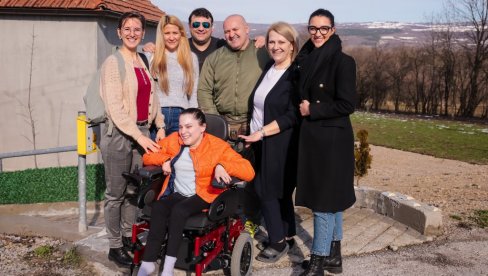 DA SE ANICA LAKŠE KREĆE:  Teško bolesnoj devojci iz Despotovca uručena invalidska kolica