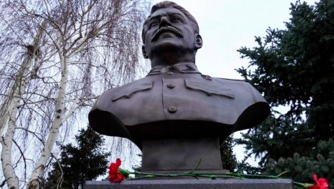 SPOMENIK ČOVEKU OD ČELIKA: U Volgogradu otkrivena bista Staljinu na godišnjicu odsudne bitke (FOTO)