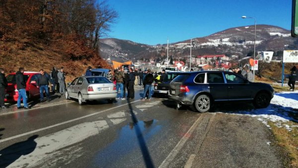 БЛОКАДА ЗБОГ ОДРОНА: Гневни мештани Добриловине блокирају магистралу Мојковац-Колашин-Подгорица (ФОТО)