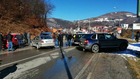 BLOKADA ZBOG ODRONA: Gnevni meštani Dobrilovine blokiraju magistralu Mojkovac-Kolašin-Podgorica (FOTO)
