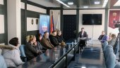 KROV NAD GLAVOM ZA DEVET PORODICA: U Smederevu potpisani ugovori o kupovini stanova za izbegle iz Hrvatske i BiH