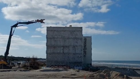 OKEAN “POJEO” SOLITER: U Francuskoj počelo rušenje zgrade na Atlantskoj obali (VIDEO)