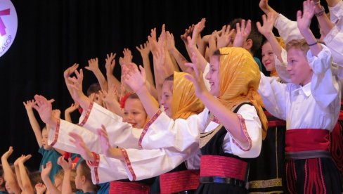 VOLITE SRBIJU KAO ŠTO ONA VOLI VAS U Beogradu se održava tradicionalni Svesrpski dečji sabor koji okuplja mališane iz dijaspore i regiona