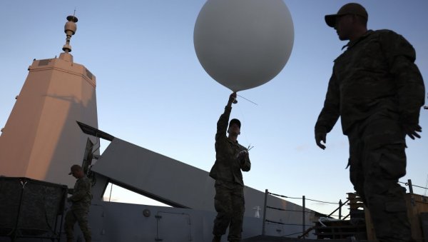 УЗБУНА НА НЕБУ ИЗНАД АМЕРИКЕ: Војска лоцирала балон на западном делу земље, истрага у току