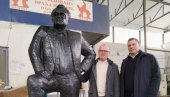 POGLEDAJTE KAKO IZGLEDA SPOMENIK BRANKU PEŠIĆU Skulptura voljenog gradonačelnika biće postavljena na Velikom trgu u Zemunu