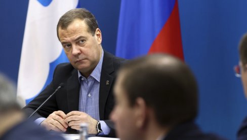 GLUPA OSOBA KOJA RADI ZA PUTINA! Tramp žestoko izvređao Medvedeva