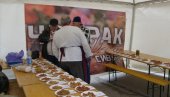 VAŽNO JE DA SU RUMENI, UKUSNI I DOBRO ISPRŽENI: Čvarak fest okupio u Sivcu 75 ekipa, žiri je imao težak zadatak