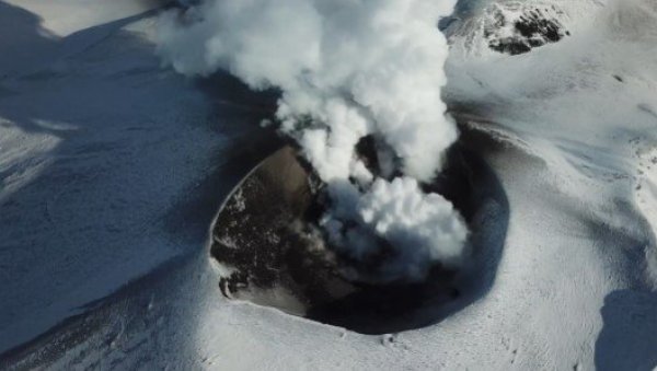 НЕСТВАРНИ ПРИЗОРИ: Снимљена ерупција вулкана Ебеко (ВИДЕО)