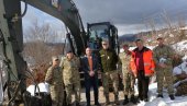 CRNOGORSKA VOJSKA PROŠIRUJE PUTEVE: Ministar odbrane Crne Gore obišao mehanizaciju na deonici Čevo-Markovina (FOTO)