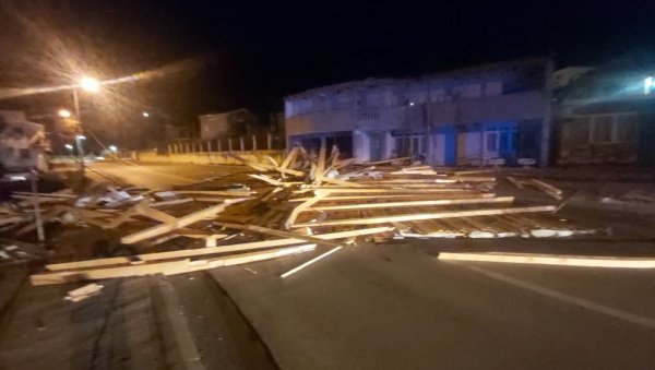 ПРЕКИД САОБРАЋАЈА НА ЈАДРАНСКОЈ МАГИСТРАЛИ: У Сутомору олујни ветар однео кров Прибојског одмаралишта