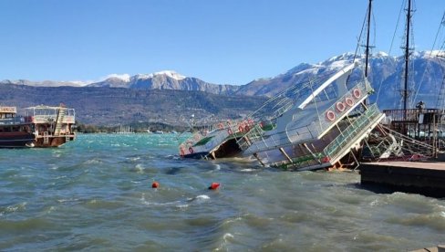 ПОСЛЕДИЦЕ НЕВРЕМЕНА У ЦРНОЈ ГОРИ: Потонуо један од најатрактивнијих туристичких бродова у Боки Которској (ВИДЕО)