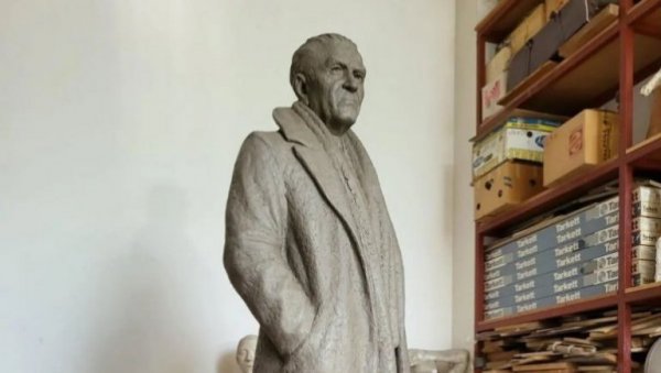 НИШТА ОД СПОМЕНИКА МИЛОШУ ЦРЊАНСКОМ У БЕОГРАДУ: Обустављена израда монумента чувеном писцу