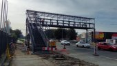 PEŠACI I DALJE PRETRČAVAJU: Izgradnja ovog pešačkog mosta počela u septembru i vredna je 59,8 miliona