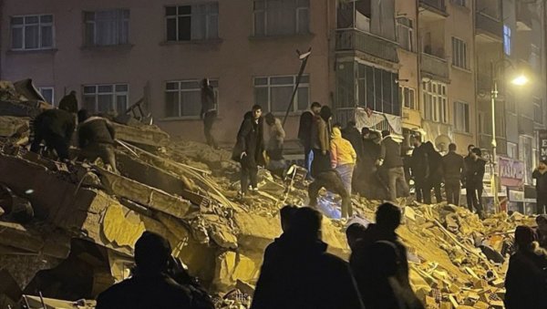 СРБИЈА ЈЕ УЗ ВАС У ОВИМ ТЕШКИМ ТРЕНУЦИМА Председник Вучић упутио подршку Турској након земљотреса