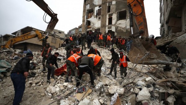 ПОВЕЋАВА СЕ ЦРНИ БИЛАНС СТРАДАЛИХ У ЗЕМЉОТРЕСУ: Више од 2.600 људи погинуло у Турској и Сирији
