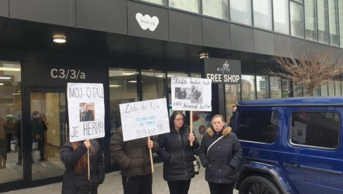 MOJ OTAC NIJE KRIV! Protest porodice Slađana Trajkovića  u znak protesta ispred Specijalnog suda u Prištini
