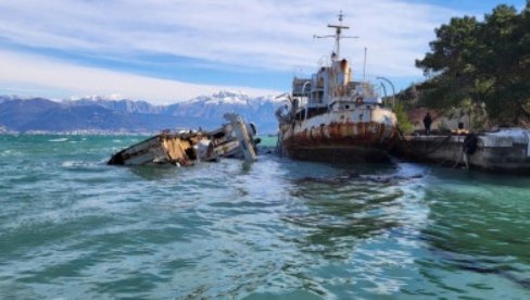 NEVREME SE NE SMIRUJE NA CRNOGORSKOM PRIMORJU:  Bura potopila desantni brod, ulje iscurelo u more