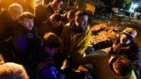 NOVO ČUDO U TURSKOJ VRAĆA NADU SPASIOCIMA: Dečak preživeo pod ruševinama 260 sati (VIDEO)