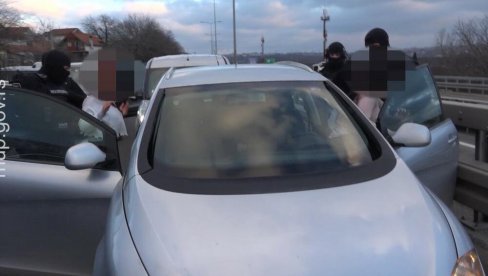 SLOVENKE UHAPŠENE U BEOGRADU: Policajci ih izvukli iz auta nasred puta, a evo šta su krile u gepeku (VIDEO)