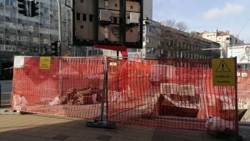 USPOMENA NA RADOVE VODOVODA: Iako su ekipe JKP Beogradski vodovod i kanalizacija završile posao, deo podzemnog prolaza još uvek ograđen