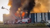 GORI AMERIČKA FABRIKA DRONOVA U LETONIJI: Veliki broj vatrogasaca na terenu, plamen guta objekat u predgrađu Rige (FOTO/VIDEO)